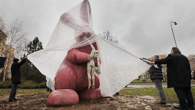 Odhalení sochy králíka, který požírá člověka, v Plzni na Košutce. (30. listopadu 2015)