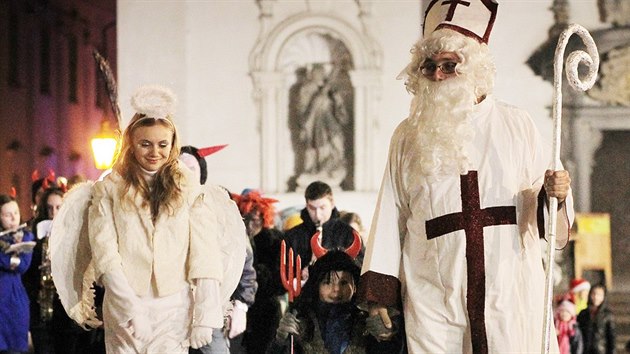 Setkání Mikulášů, čertů a andělů v Klatovech na akci Nebeské náměstí (4. prosince 2015)