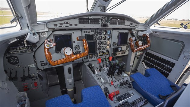 Pilotní kabina letadla L-410.
