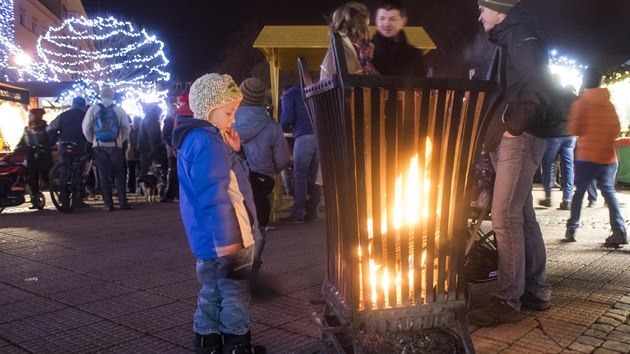 Pokud by na zlínských vánočních trzích byla i přes současné teplejší počasí zima, může se ohřát u ohně.