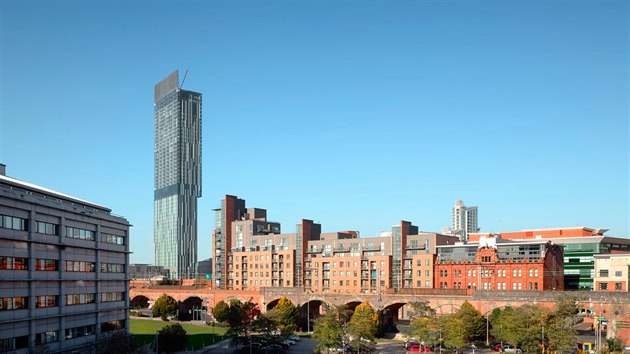 Beetham Tower je nejvy budovou mimo Londn v cel Britnii. Bitva nahoe je ve vtrnm poas pvodcem nepjemnho zvuku.