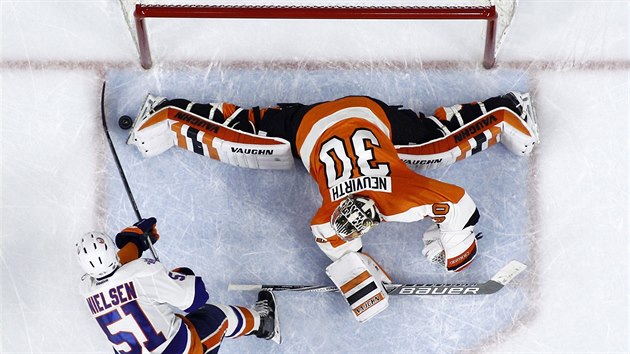 Glman Michal Neuvirth z Philadelphie likviduje njezd Franse Nielsena z New York Islanders.