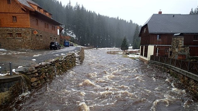 Roklansk potok v Modrav rno doshla tetho povodovho stupn, pozdji klesla na druh stupe (1. prosince 2015)