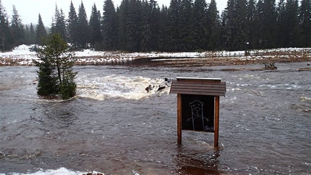 Roklanský potok v Modravě ráno dosáhla třetího povodňového stupně, později klesla na druhý stupeň (1. prosince 2015)