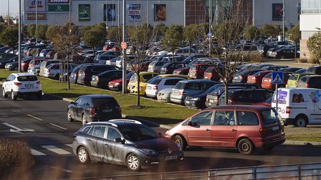 Parkovit ped praskm obchodnm centrem Metropole Zlin bylo bhem druh adventn nedle pln (6. prosince 2015).