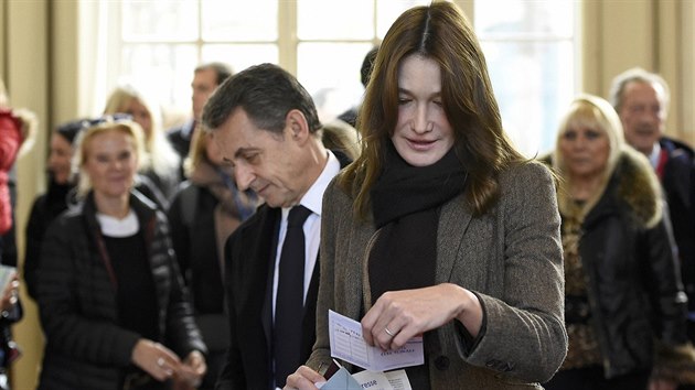 Exprezident Nicolas Sarkozy s manelkou bhem prvnho kola francouzskch regionlnch voleb (6. prosince 2015).