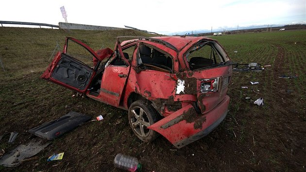 Pi tragick dopravn nehod vyltlo na Perovsku auto z dlninho sjezdu a skonilo v poli. idi byl na mst mrtv.