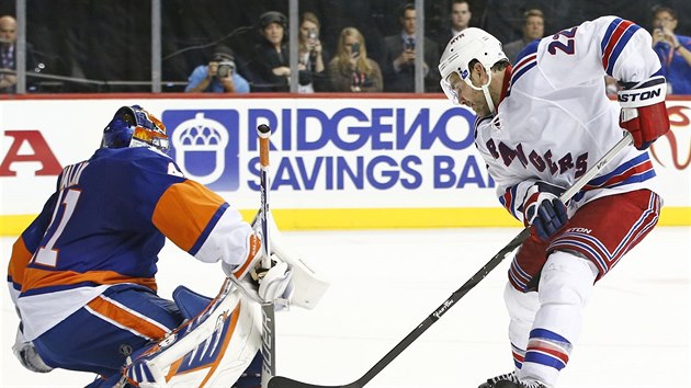 Jaroslav Halk z NY Islanders zasahuje proti najdjcmu Danu Boylovi z NY Rangers.