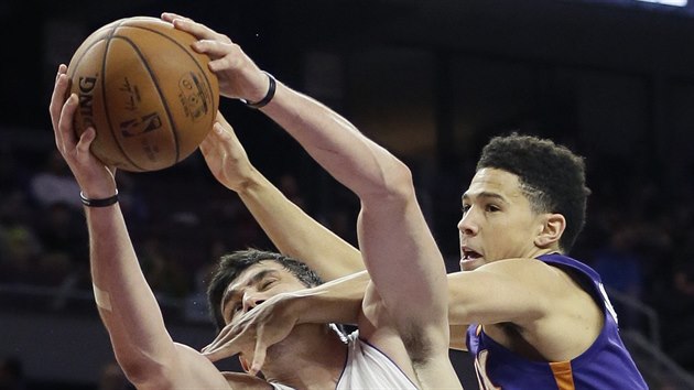 Ersan Ilyasova (vlevo) z Detroitu je zfaulovn Devinem Bookerem z Phoenixu.