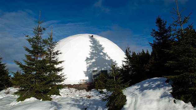 Ledový chrám je ukrytý v obřím bílém stanu s klimatizací.