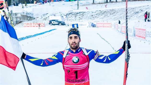 Martin Fourcade slaví triumf ve stíhacím závodu.