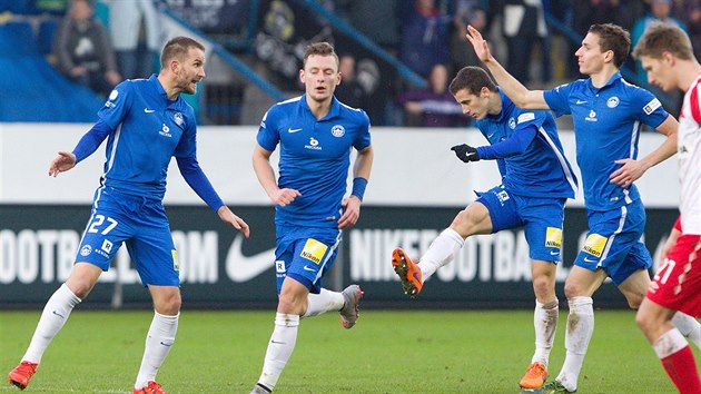 Libereck tonk Marek Bako (vlevo) slav se spoluhri vyrovnvac trefu do st Slavie.