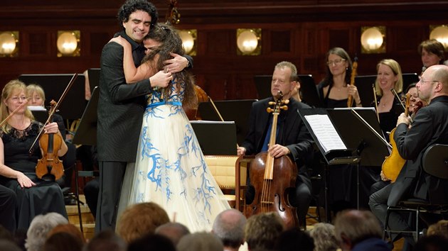 Cecilia Bartoliov a Rolando Villazn spojili sly ke spolenmu koncertnmu turn. V Praze vystoupili v nedli 6. prosince 2015.