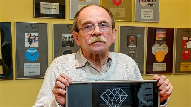 Skladatel Jaroslav Uhlíř převzal ocenění za půl milionu prodaných nosičů od roku 1993.