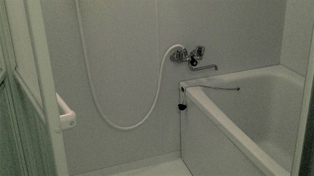 Do koupelny se vela vana i improvizovan sprchov kout. 