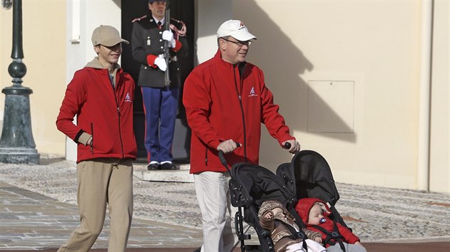 Monack knna Charlene , kne Albert II. a jejich dvojata princezna Gabriella a princ Jacques (29. listopadu 2015)