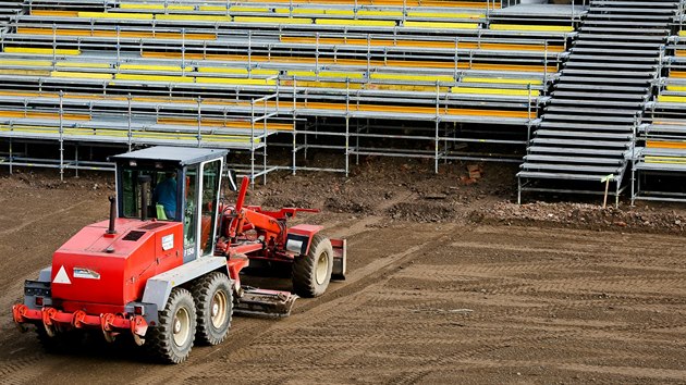 V Brn� za Lu��nkami vyr�st� venkovn� hokejov� ar�na, do hledi�t� se m� vej�t a� 20 000 div�k�.