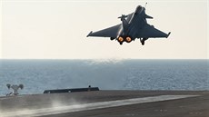 Francouzský letoun Rafale startuje k náletu na pozice Islámského státu (23....