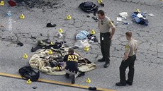 Policisté prohlíejí výzbroj útoník ze San Bernardina (3. prosince 2015)