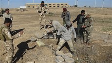 Irácké bezpenostní sloky likvidují v Ramádí výbuniny nastraené bojovníky IS...