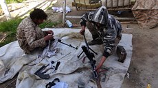 Bojovníci IS istí zbran ve mst Dajr az-Zaur (16. ervna 2015)