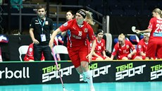 Česká florbalistka Tereza Urbánková v duelu se Švédskem.
