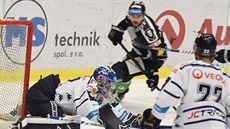 Vítkovický branká� Daniel Dolej� zasahuje v utkání s Mladou Boleslaví.