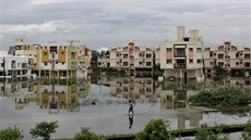Záplavy a neustávající dé odízly více ne ti miliony lidí od základních slueb