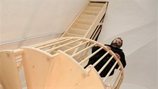 Fará� Petr Hru�ka na novém schodi�ti k vyhlídce na v�ích kostela sv. Mikulá�e...