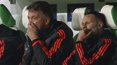 TO VYPADÁ BLED. Louis van Gaal a Ryan Giggs se v zápase s Wolfsburgem na...