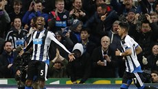 GÓL! Georginio Wijnaldum (vlevo) slaví gól, kterým poslal Newcastle do vedení....