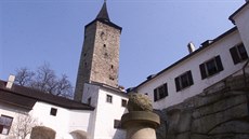 Hrad Ro�tejn ro�n� nav�tíví desetitisíce lidí.