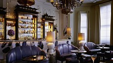 Koktejl z mravence. V londýnském baru Artesian nabízí letoní menu surreáln servírované surreálné koktejly.
