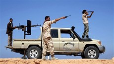 Vojáci v Libyi kontrolují pozice Islámského státu.