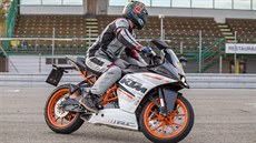 Testy si na vlastní ki vyzkouel i jezdec SBK Karel Abraham.