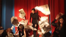 Amatérské novinové divadlo hraje podle lánk v novinách