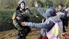 Makedonská policie s nasazením slzného plynu zabránila asi dv�ma stovkám...