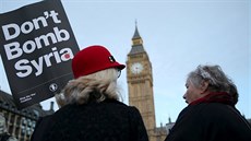 Britky protestují proti náletm na pozice IS v Sýrii.  (2. prosince 2015)