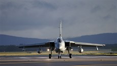 Britská stíha�ka Tornado p�istává na základn� v Lossiemouthu ve Skotsku. (2....