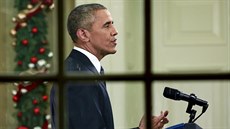 Barack Obama mluví z Oválné pracovny o boji proti terorismu (7. prosince 2015).