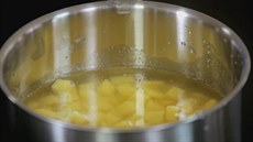 Oloupané a na kosti�ky pokrájené brambory dejte va�it do kastrólku zvlá��.