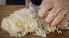 S pokrájeným zelím se vám bude polévka lépe jíst, není p�íjemné p�i jídle...