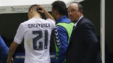 Denis Čeryšev z Realu Madrid s trenérem Rafaelem Benítezem o přestávce utkání...
