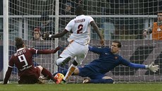 Polský branká� Wojciech Szczesny, z AS �ím zasahuje p�i �anci turínského Andrey...