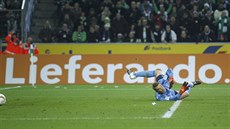 Fabian Johnson z Mönchengladbachu p�ekonává Manuela Neuera z Bayernu Mnichov.