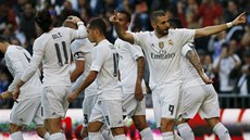 Fotbalisté Realu Madrid se radují z gólu proti Getafe, vpravo stelec Karim...