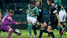 Jablonecký branká Hrubý zasahuje proti Schickovi z Bohemians.