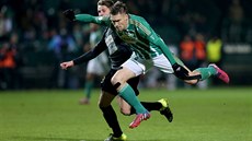 Obránce Ale� �kerle z Bohemians 1905 se sna�í zastavit jabloneckého zálo�níka...