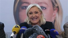 Marine Le Pe Penová na tiskové konferenci slaví výsledky prvního kola voleb (7....