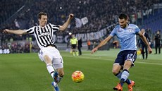 Antonio Candreva z Lazia (v modrém) se sna�í odcentrovat p�es Stephana...